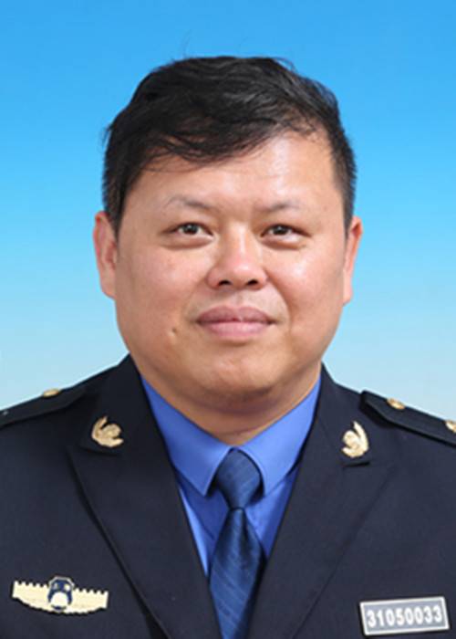 王少伟（普陀区城市管理行政执法局机动中队副中队长）