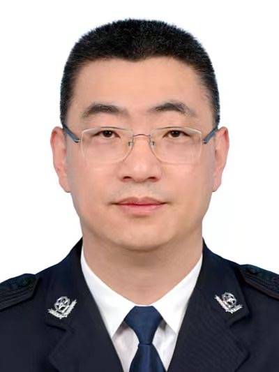 易鹏（海南省公安厅党委副书记、副厅长）