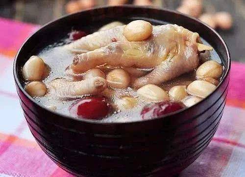 花生煮鸡脚汤