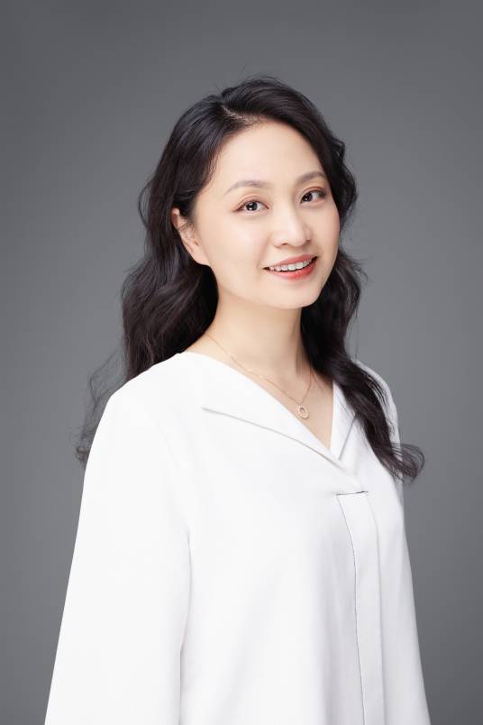 徐静（扬州大学音乐学院钢琴教师，声乐艺术指导）