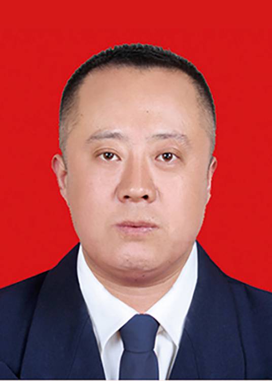 彭飞（东港区南湖镇便民服务中心主任）