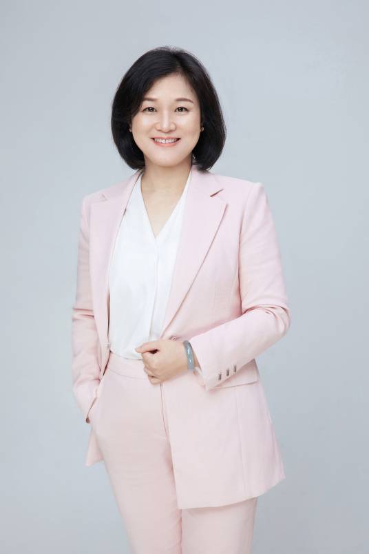 刘丽华（东鹏饮料（集团）股份有限公司原集团董事会董事、集团副总裁、集团董事会秘书）