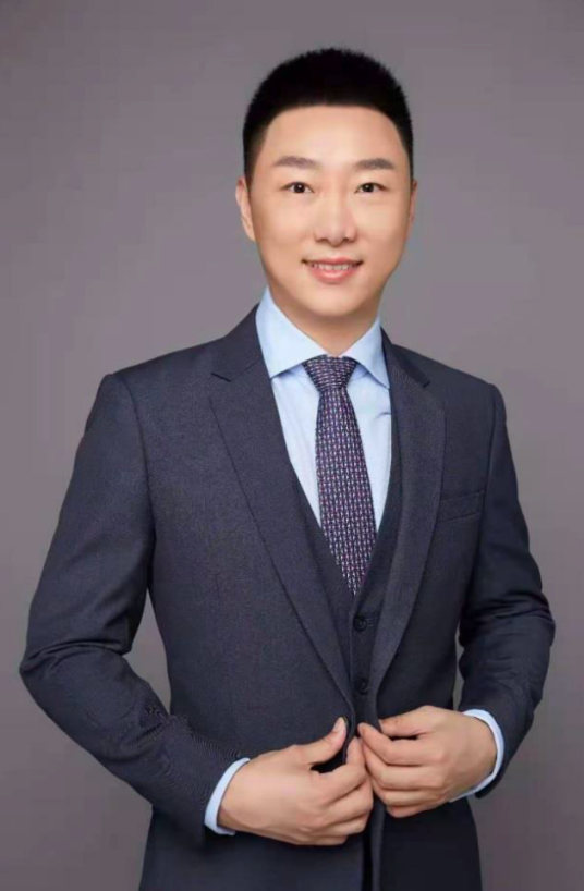 王铁（金鹰基金管理有限公司董事长、法人代表）