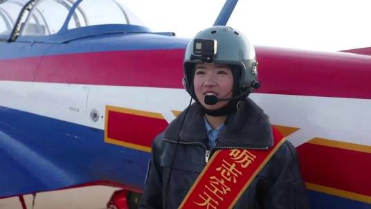 李瑾（空军首批“双学籍”女飞行学员）