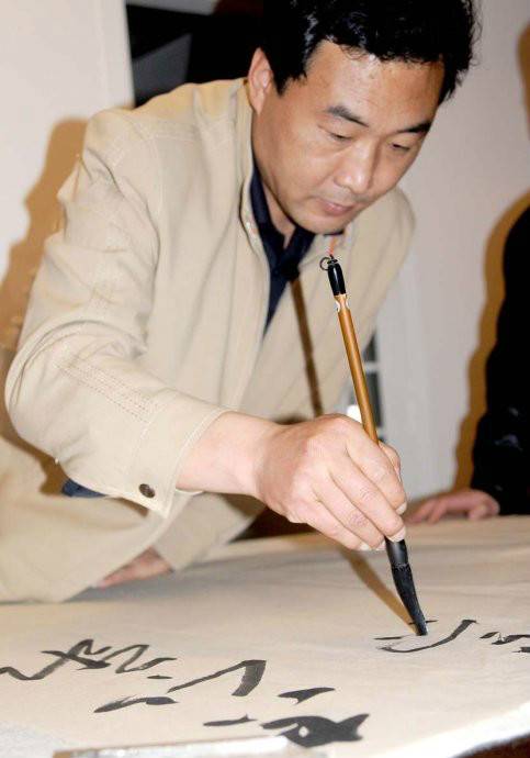 张明君（河南省书画院特聘书法家）