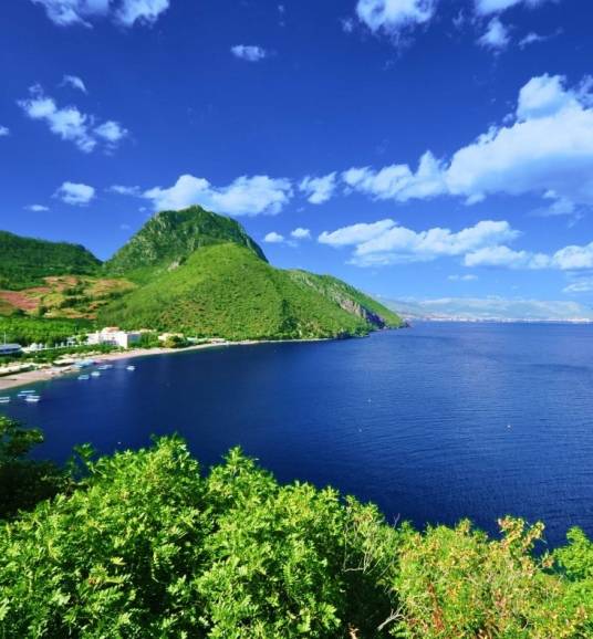 抚仙湖(云南省玉溪市境内湖泊)