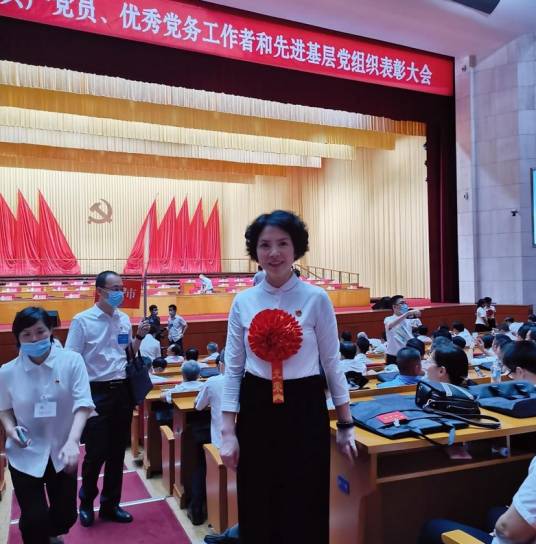 唐利群(湖南工艺美院教授、湘绣艺术学院党总支书记兼院长)