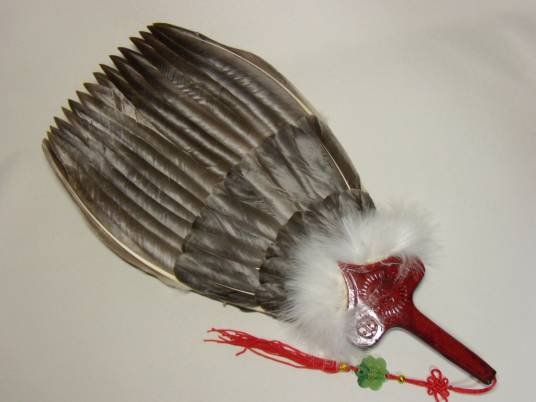 羽扇(用鸟类羽毛做成的扇子)