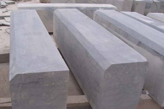 路缘石(设在路面与其他构造物之间的标石)