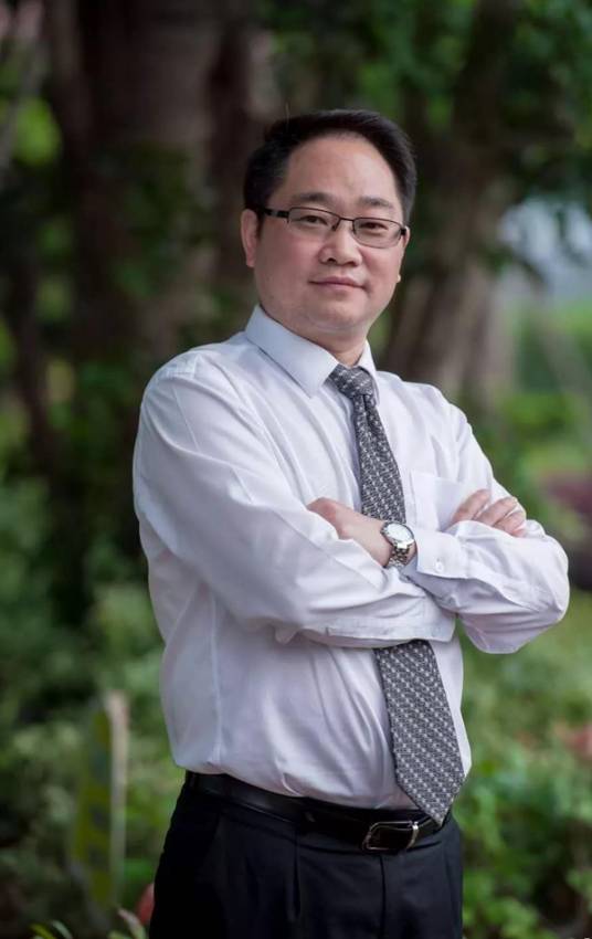 何美龙(上海市闵行区教育局局长)