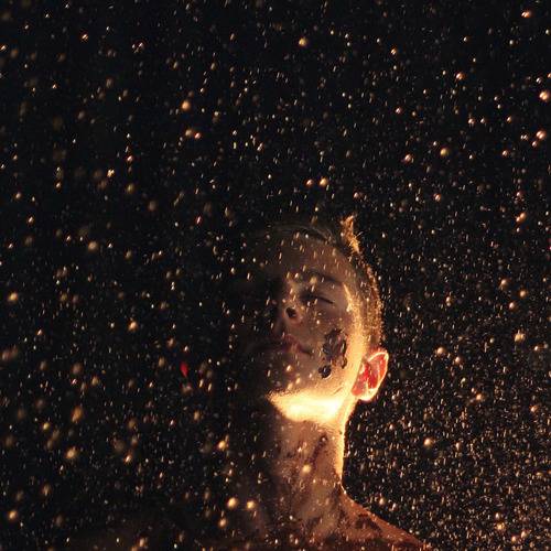 谜（《谜》是歌手小星星Aurora演唱的歌曲）