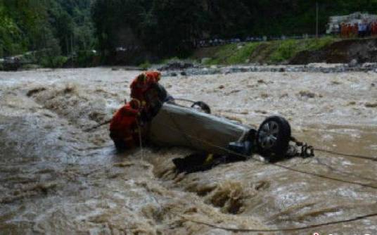 7·10泸水县教练车坠河事故