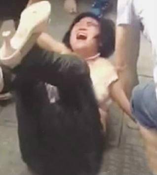 7·16女贼行窃被抓遭市民当街脱衣围殴事件