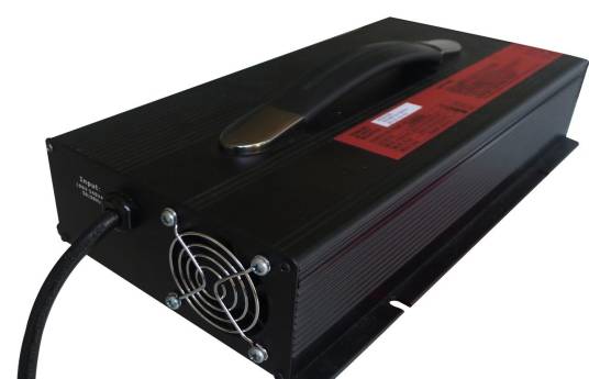 便携式充电设备