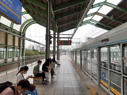 中央站(韩国京畿道安山市境内电铁车站)