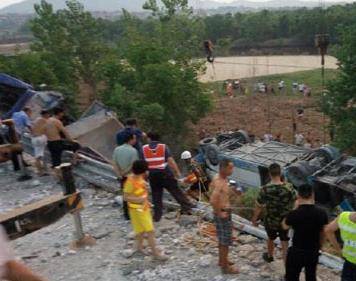 8·24杭瑞高速九景段客车追尾事故