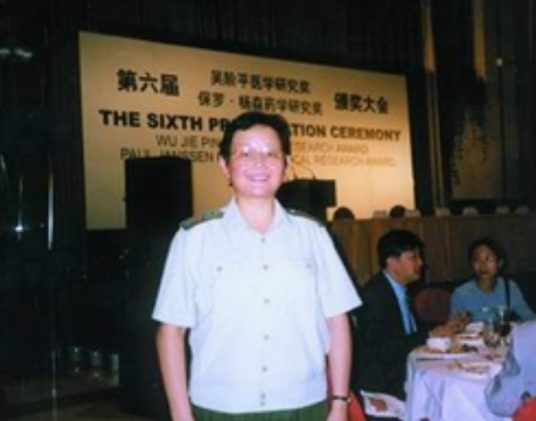 李莉（《长江日报》美术主任编辑）