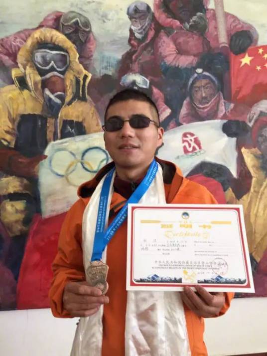 张洪（亚洲首位登上珠峰的盲人）