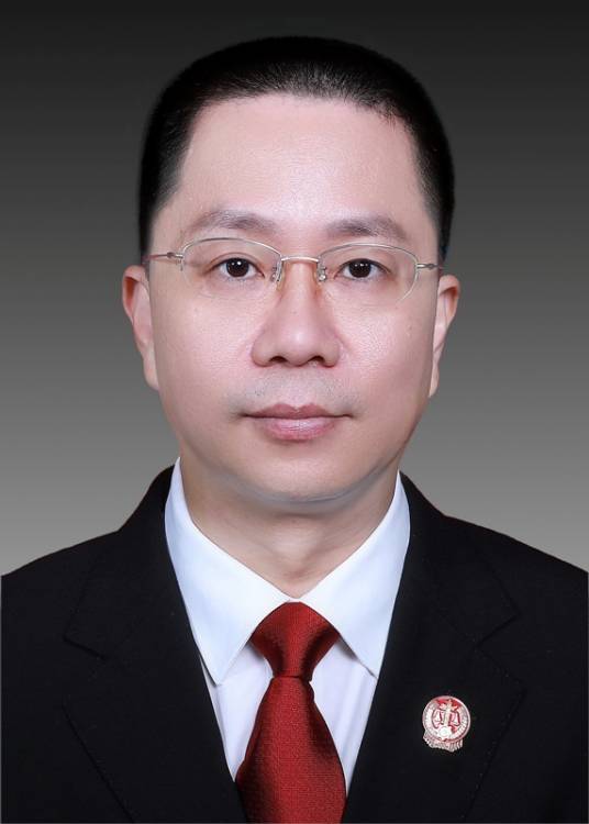 谭滨（上海市高级人民法院政治部主任）