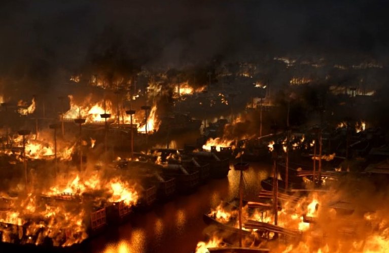 火烧赤壁的主要内容（不要太长50字 ）