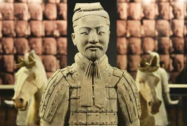 兵马俑是什么材料做的？