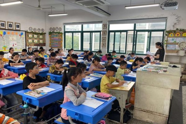 江涵秋影雁初飞,与客携壶上翠微什么意思