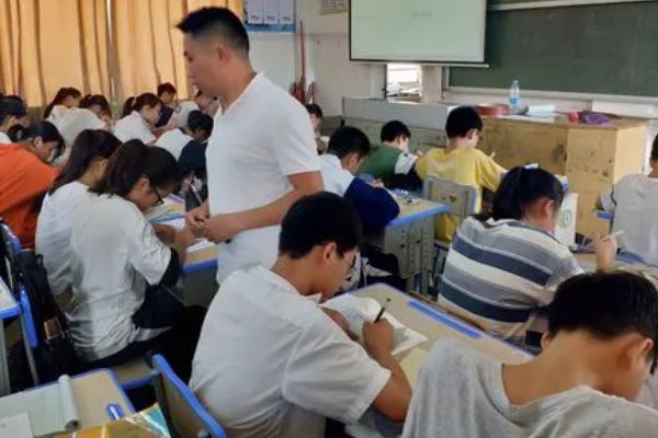 潮汐主要是由什么引力引起的