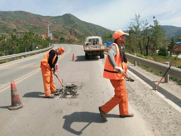 海南一高速因突发塌陷封锁,塌陷的原因是什么?