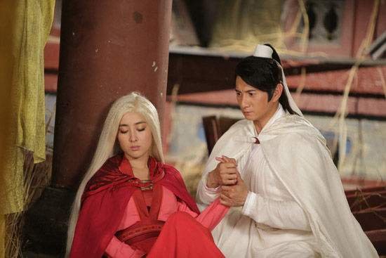 新白发魔女传练霓裳就是玉罗刹那为什么又有个凌慕华?